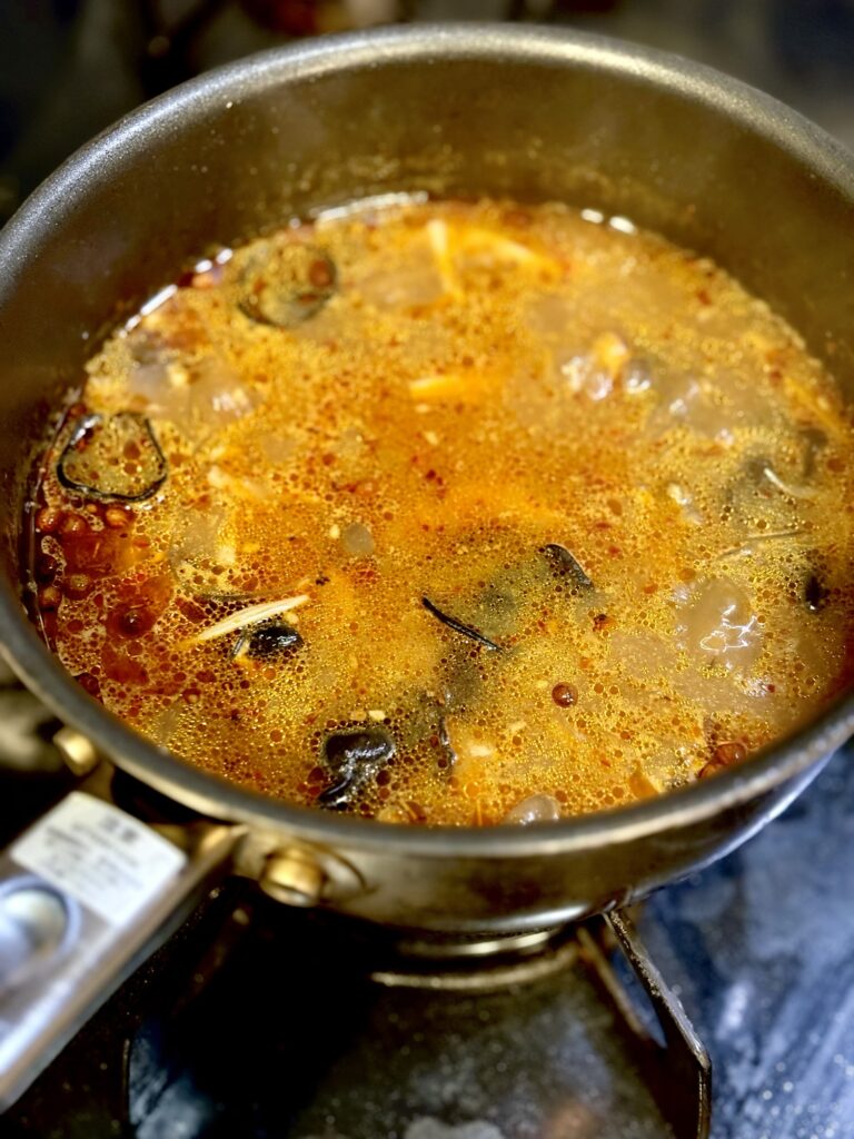 黒豆麹味噌ときのこ、ひよこ豆を煮込んだ麻辣湯スープ
