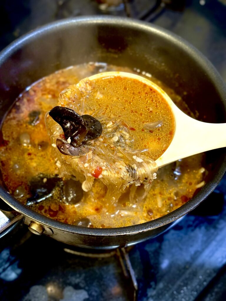 黒豆麹味噌入り麻辣湯に春雨を入れて煮込んだ様子