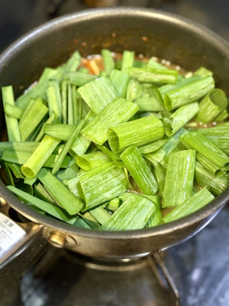 九条ネギとニラとミツバをたっぷり入れた黒豆麹味噌入り麻辣湯