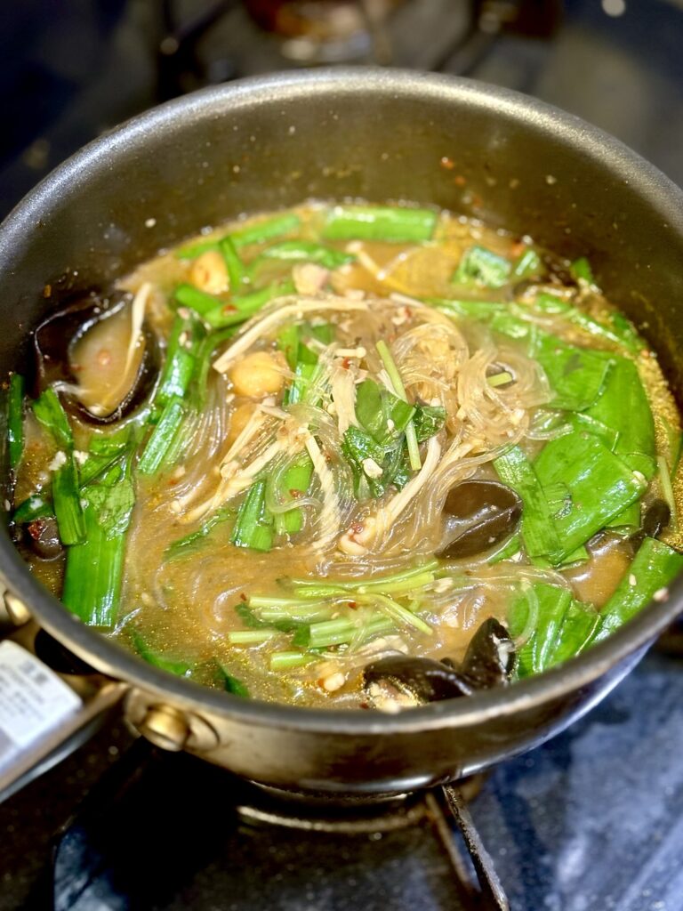 香味野菜をさっと煮た黒豆麹味噌入り麻辣湯