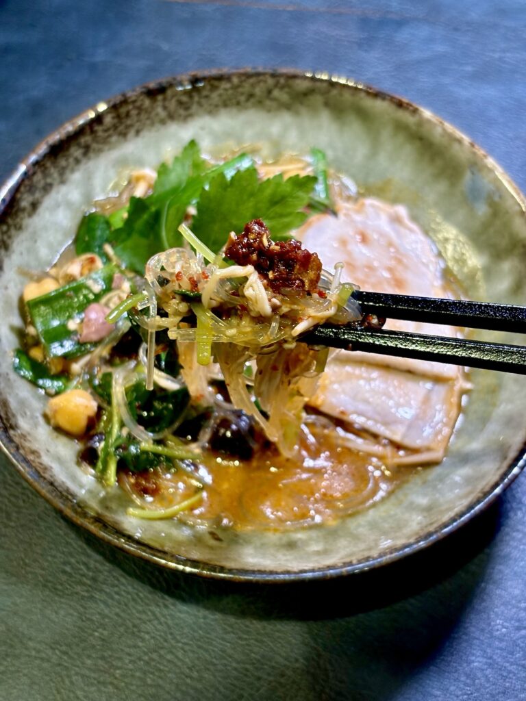 黒豆麹味噌入り麻辣湯の春雨と香味野菜を箸で持ち上げた様子