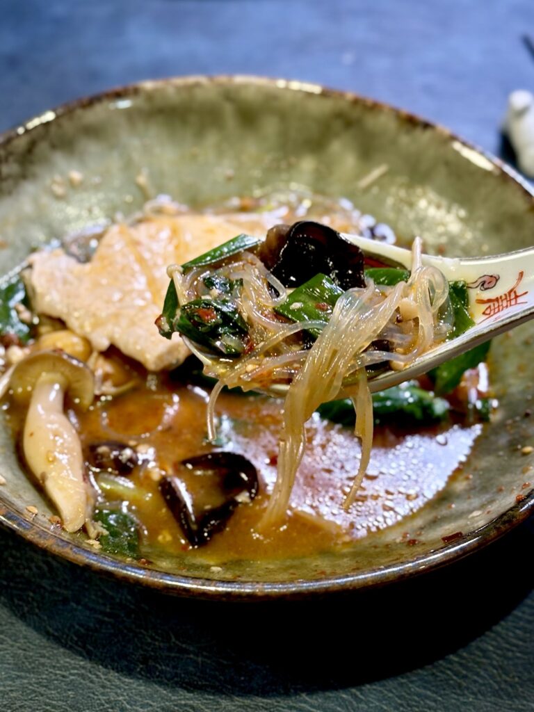 春雨ときくらげをすくった黒豆麹味噌入り麻辣湯