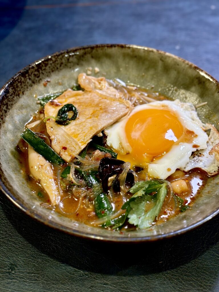 黒豆麹味噌入り麻辣湯に目玉焼きをのせたアレンジ