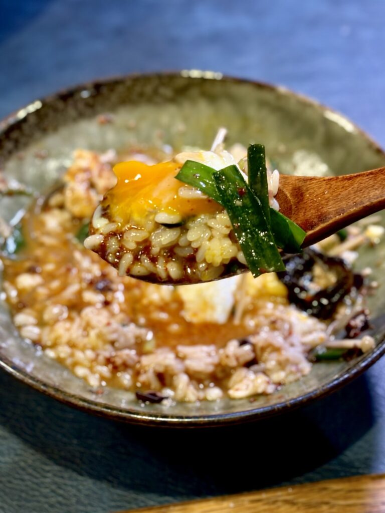 麻辣湯ごはんをスプーンですくう写真