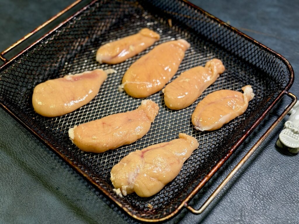 西京味噌を落とした真鯛の魚卵を網に並べた様子