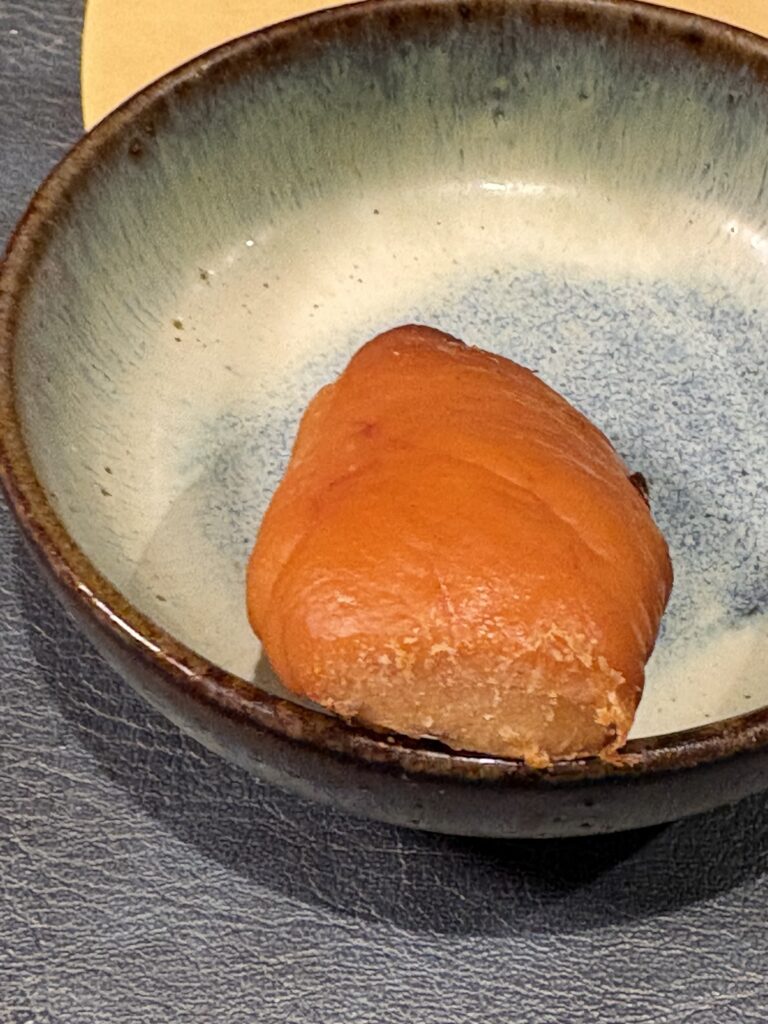 冷やして締めた真鯛魚卵の西京カラスミ風の断面