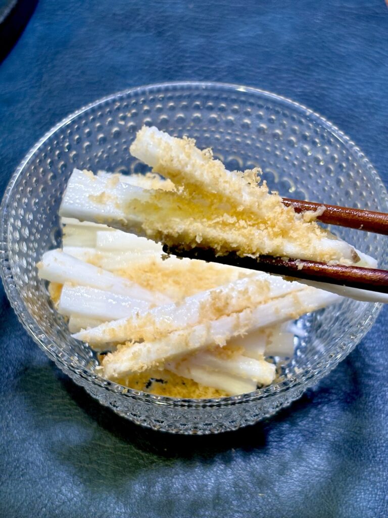 長芋に真鯛魚卵の西京カラスミ風をすりおろした小鉢