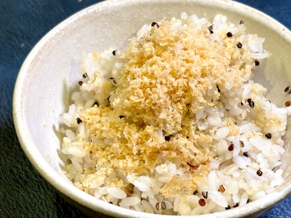 ごはんに真鯛魚卵の西京カラスミ風をふりかけた様子
