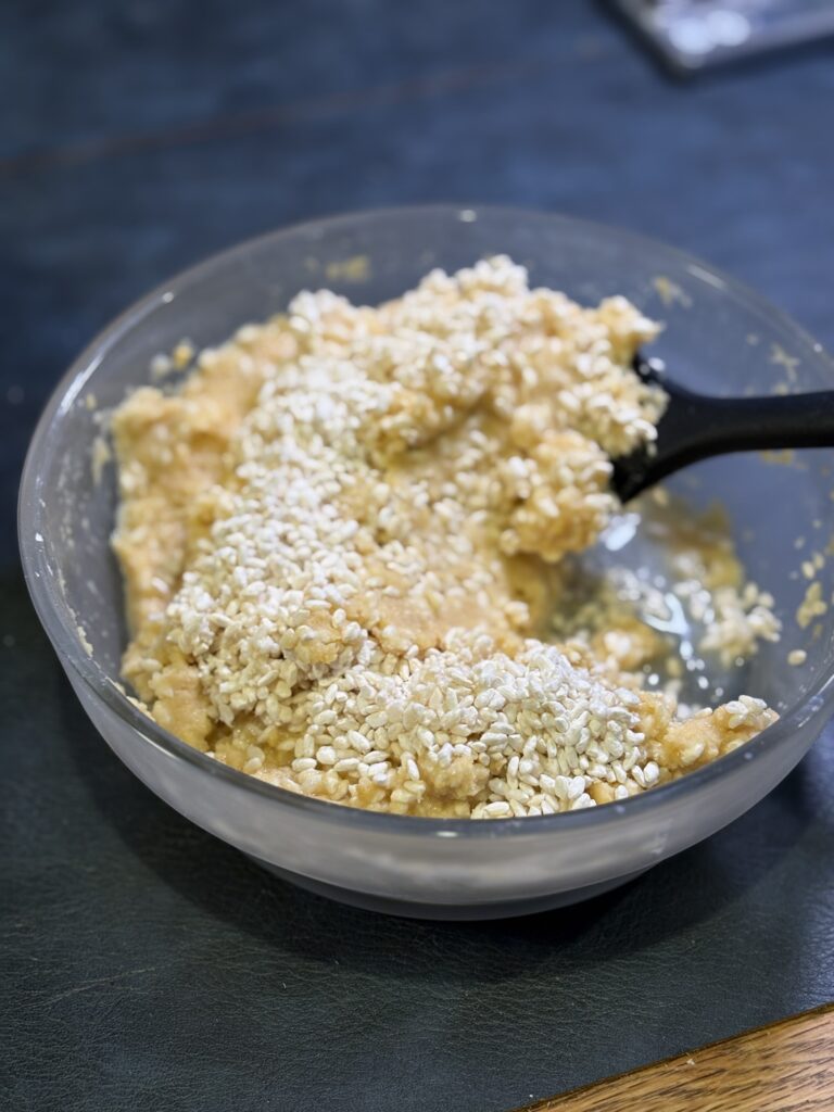 ひよこ豆ペーストに米麹と塩を加えて混ぜているところ