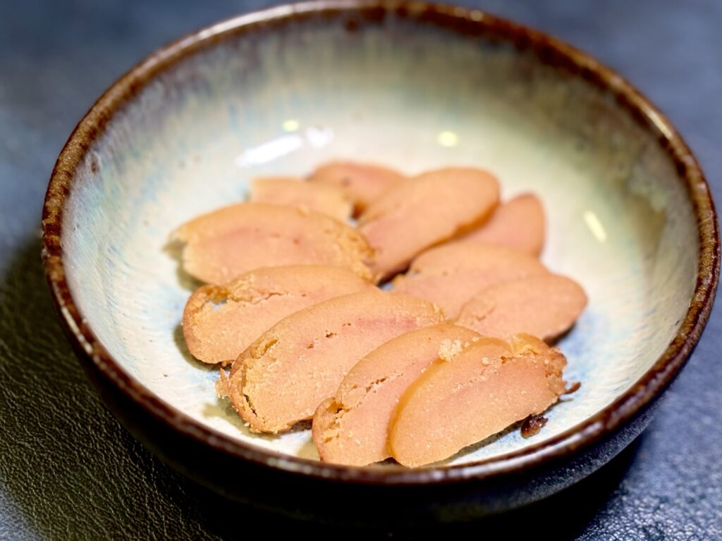 薄切りにした真鯛魚卵の西京カラスミ風