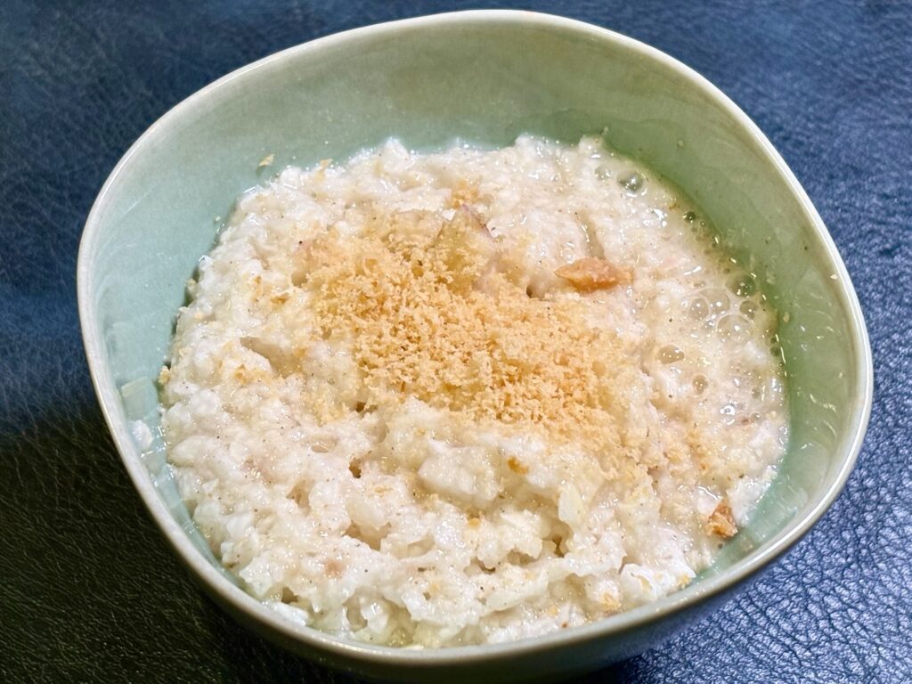 梅酢麹と出汁粉で味付けしたとろろに真鯛魚卵の西京カラスミ風をかけた様子