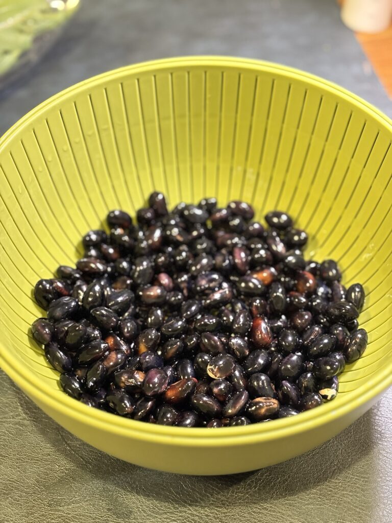 一晩水に浸けてふっくら戻した黒豆