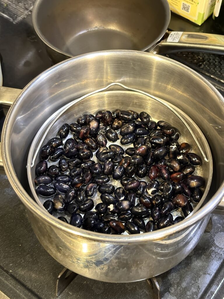マイヤーハイプレッシャークッカーで戻した黒豆を5分加圧蒸ししている様子