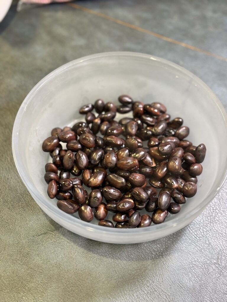 加圧蒸しした黒豆をボウルに入れた様子