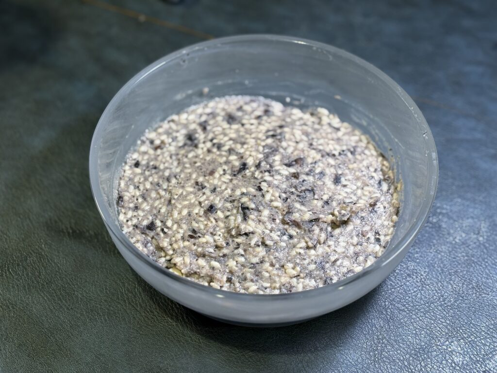 黒豆麹味噌の素を容器に入れて蓋をした様子