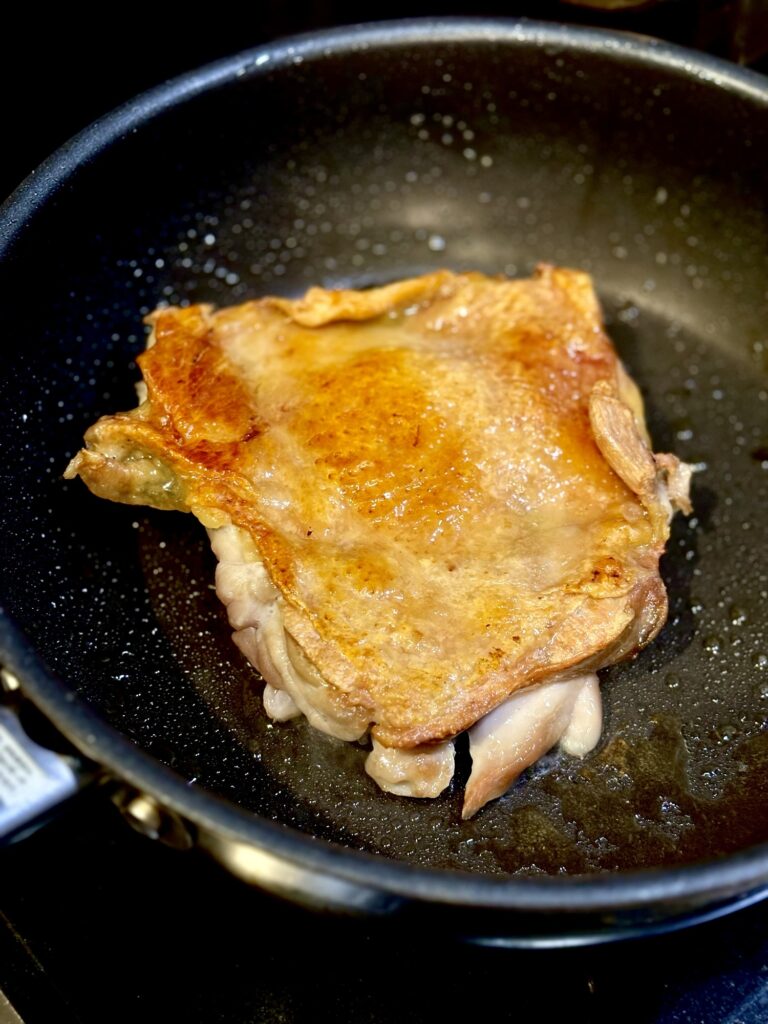 皮目がガラスのようにパリッと黄金色に焼けた鶏もも肉