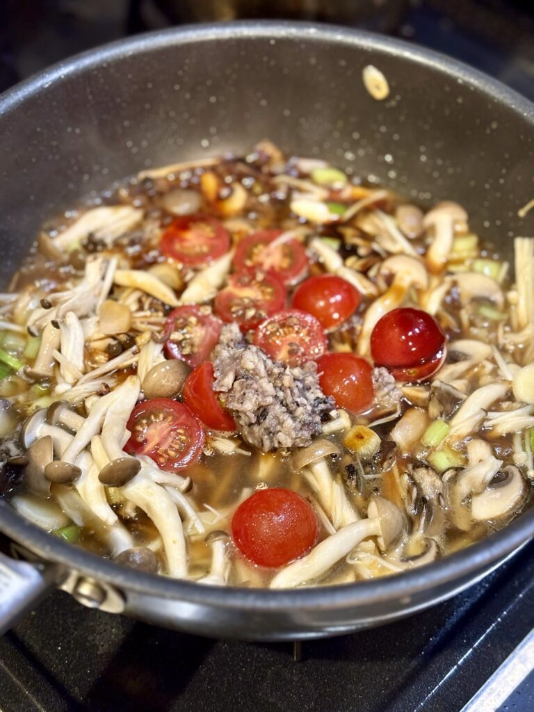 きのこ、ミニトマト、黒豆麹、オイスターソース、黒酢、紹興酒で作る中華風カチャトーラソース