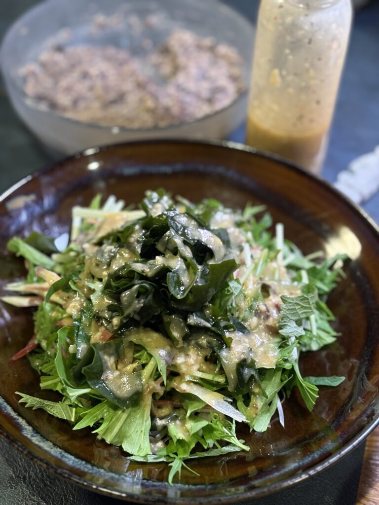 黒豆麹味噌ドレッシングを水菜とわかめのサラダにかけた一皿