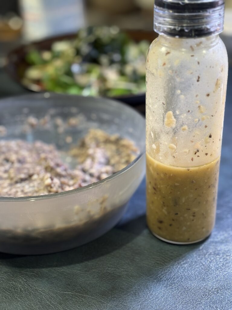 黒豆麹味噌と酢とオリーブオイルとポン酢を混ぜたドレッシング