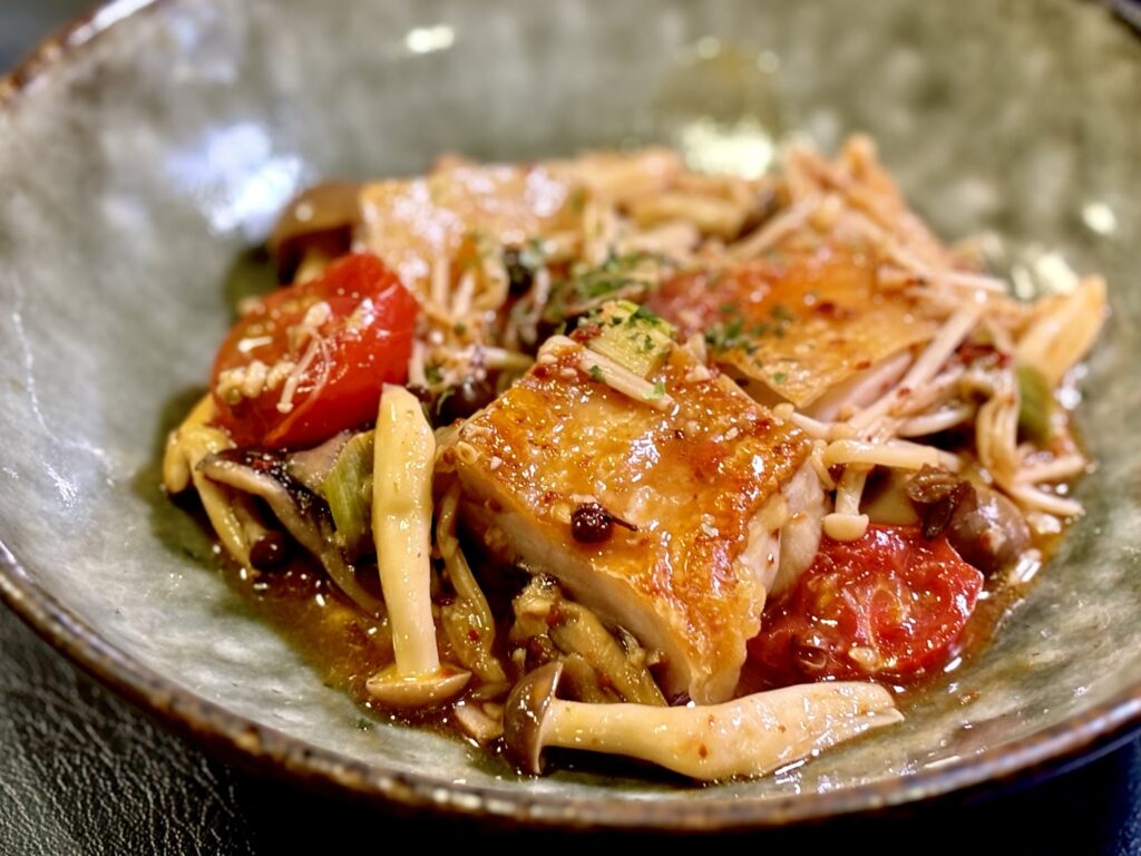 皮パリ鶏もも肉をカットしてきのこと中華風カチャトーラソースを盛り付けた小皿