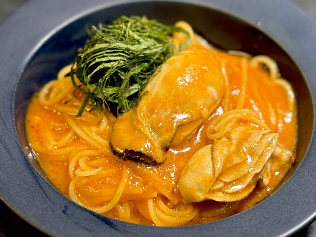 大ぶり牡蠣と大葉のポモドーロパスタ