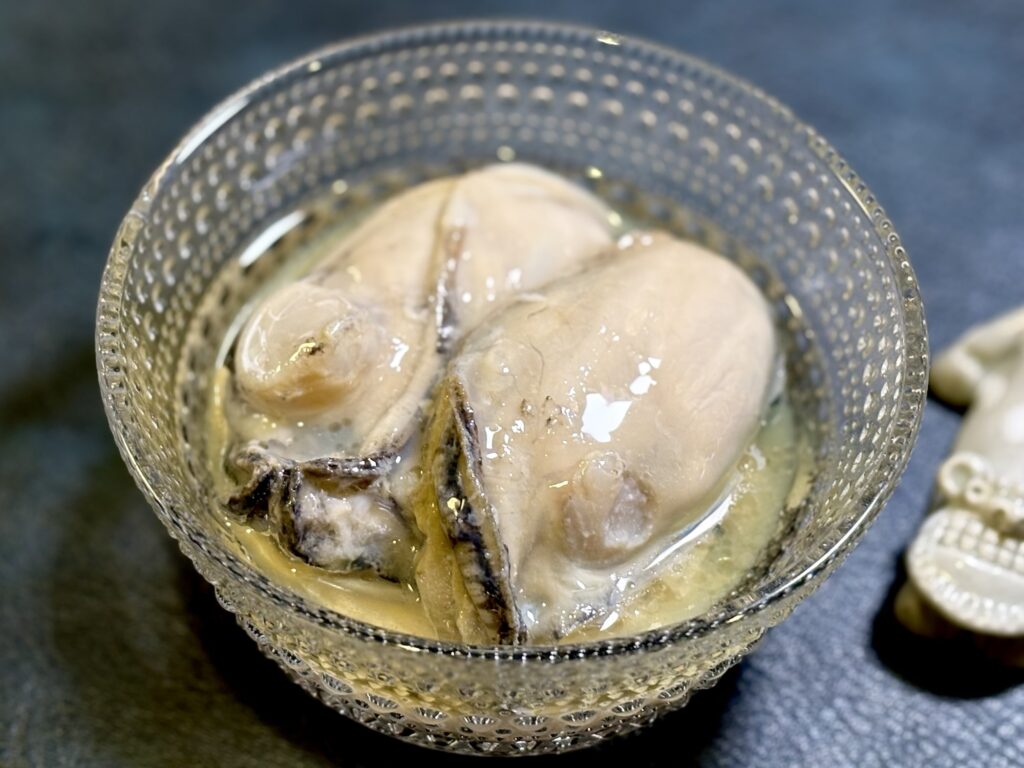 牡蠣出汁醤油でボイルして太白胡麻油に漬けた牡蠣コンフィ