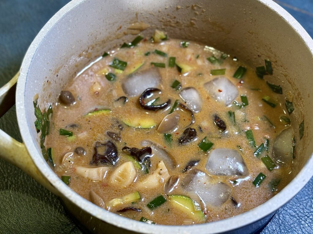 キクラゲしめじニラ長ねぎを入れた冷やし担々麻辣スープ