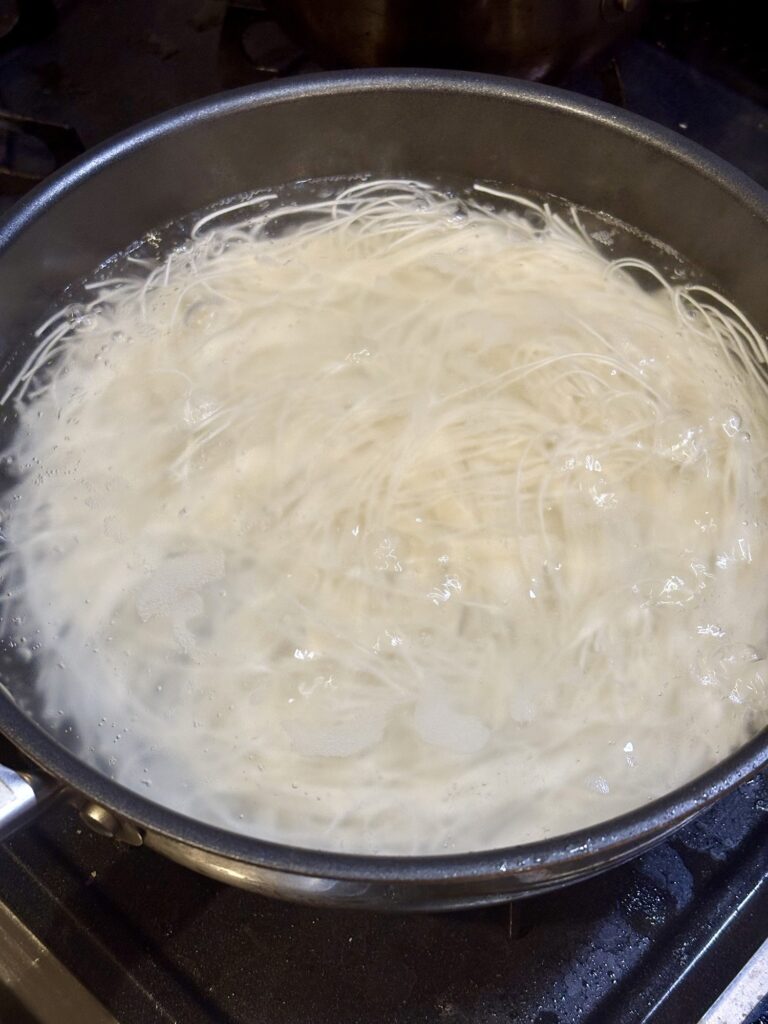 冷やし担々麻辣そうめん用のそうめんを茹でる