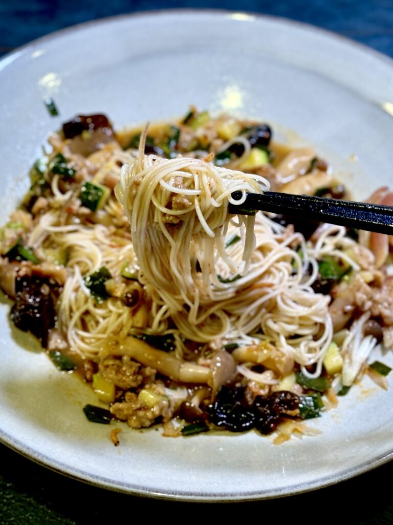 冷やし担々麻辣そうめんの箸上げ