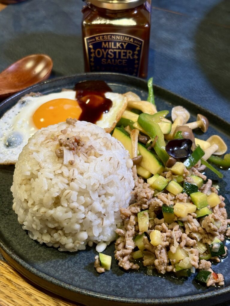 目玉焼きにオイスターソースを添えた麻辣ガパオ風ライス