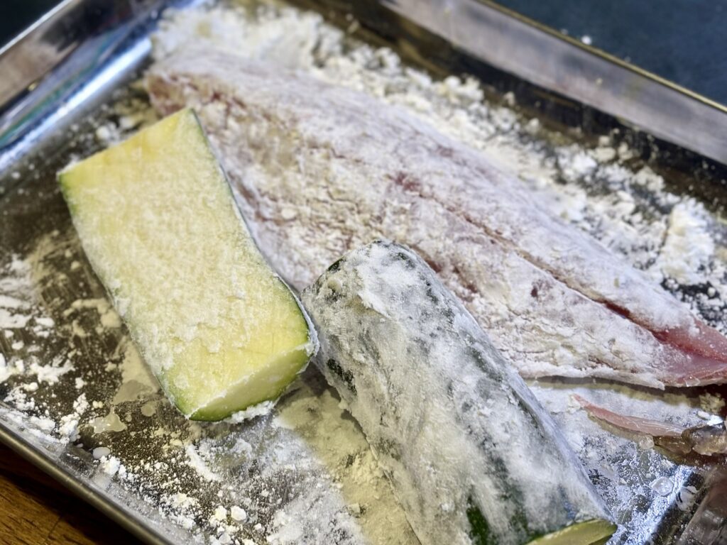 粉をまぶしたアジとズッキーニ