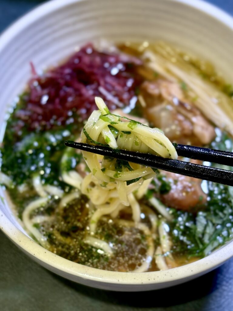 あおさの香りをまとったソーキそばの麺