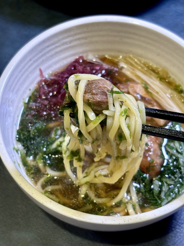 ソーキと麺を一緒に持ち上げたソーキそば