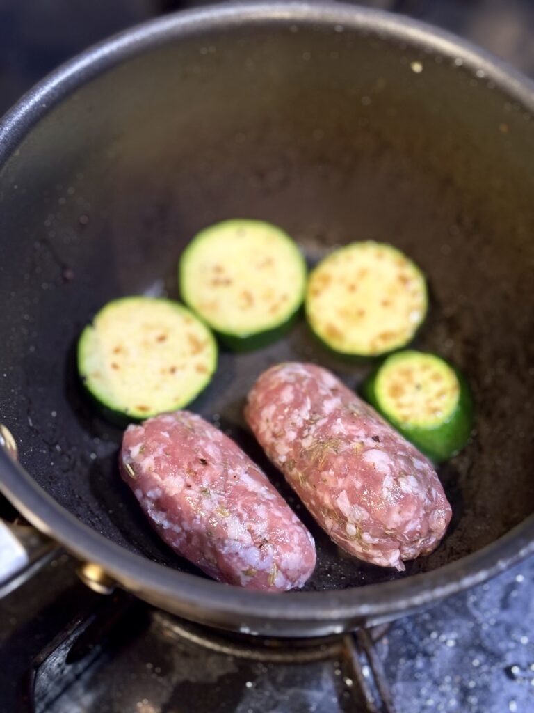 自家製サルシッチャとズッキーニを焼く様子