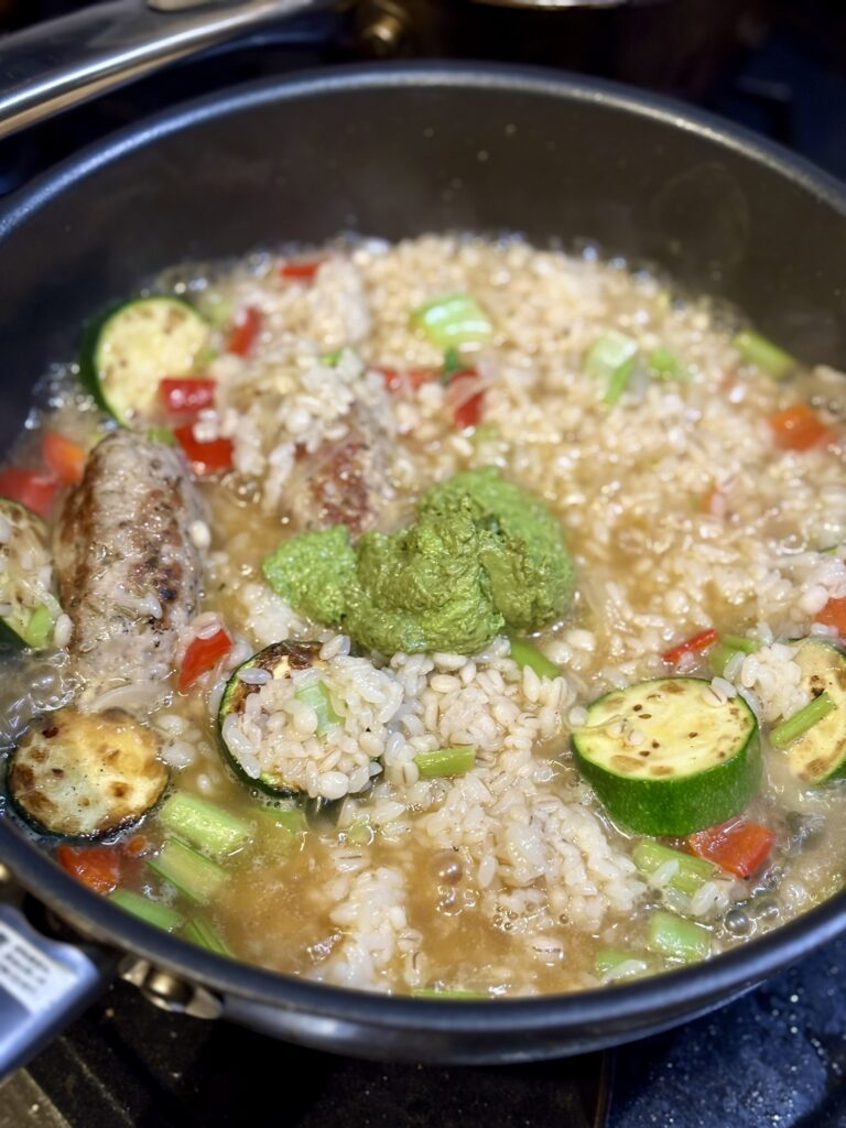 太白胡麻油ジェノベーゼをリゾットに加える様子