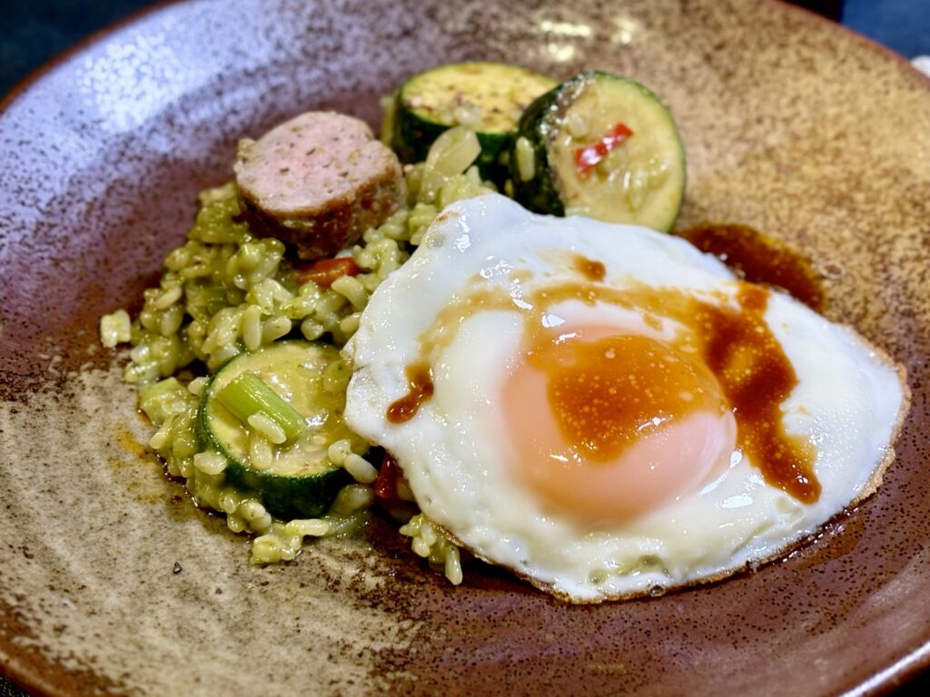半熟目玉焼きをのせたサルシッチャとズッキーニのリゾット