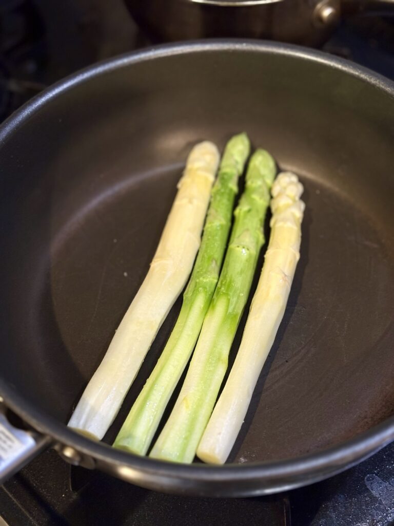 極太アスパラをフライパンで焼き始める様子