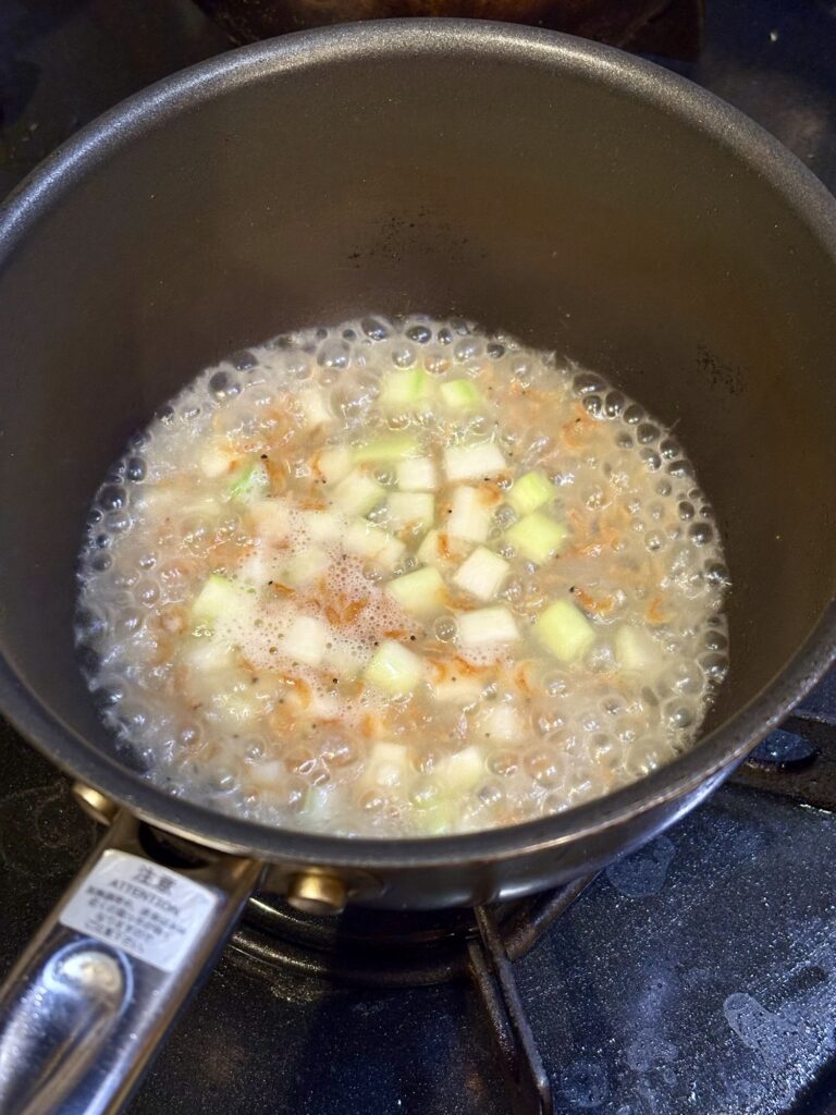 アスパラの皮と下茎でリゾット用スープを作る様子