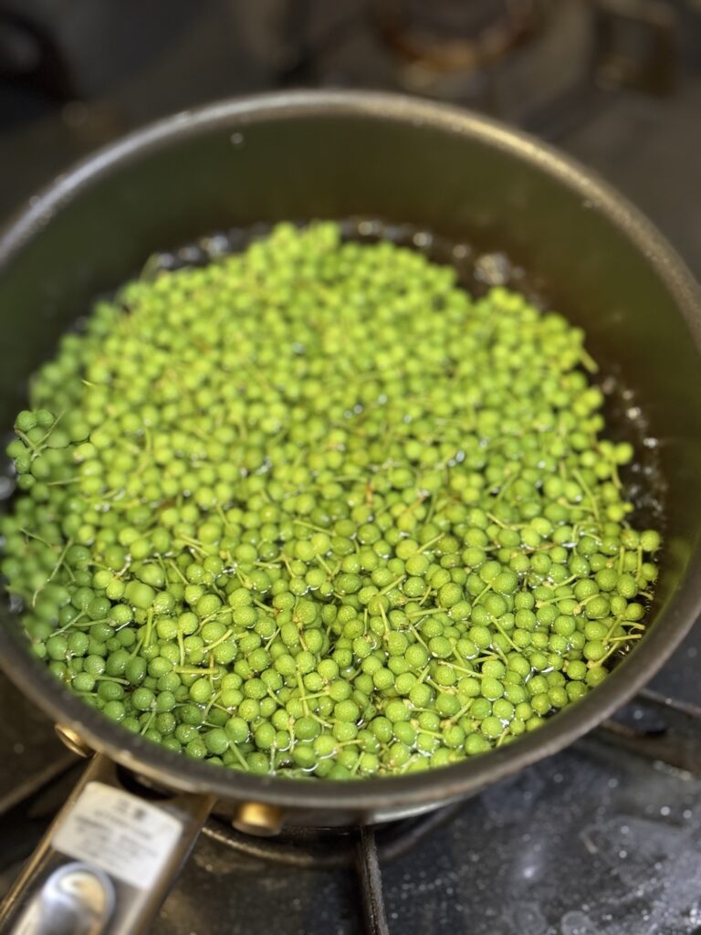 生山椒の実を下茹でしている様子