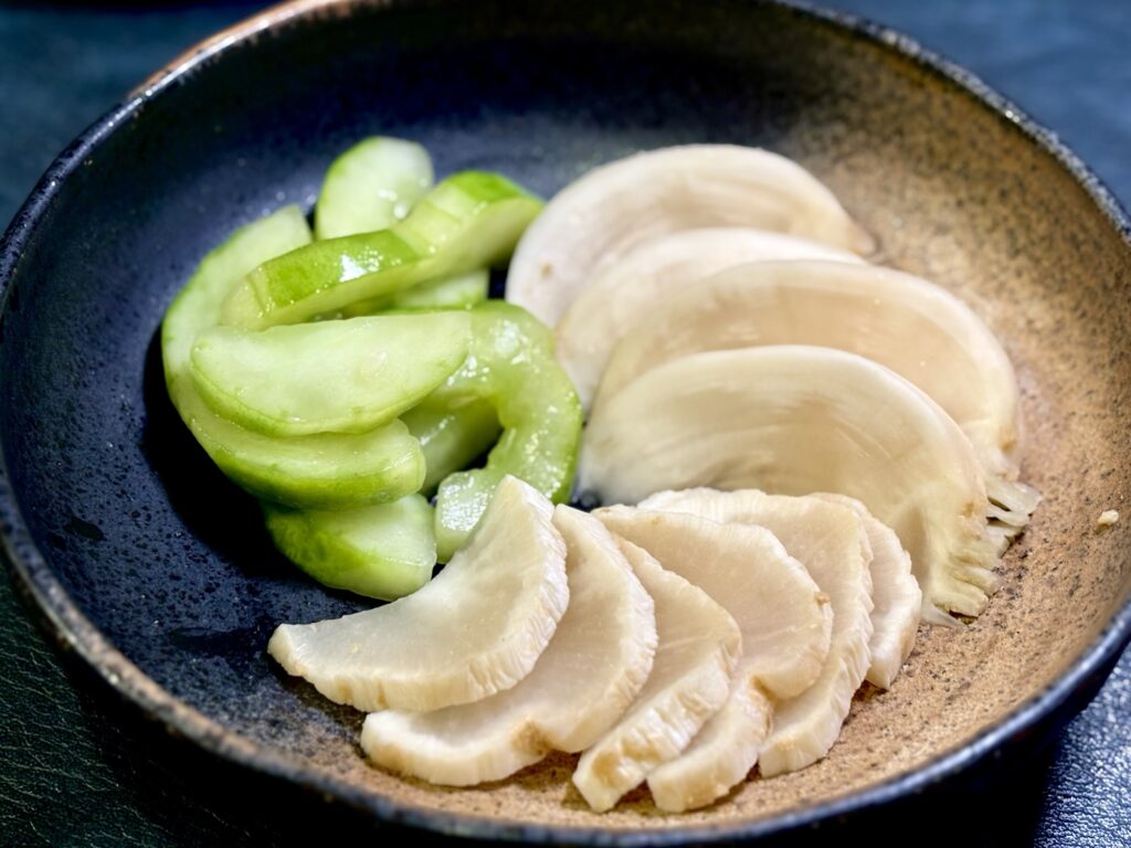 白瓜は浅漬けでシャキシャキに。カブと干し大根は5日ほど漬けて、酸味と香りが心地よい古漬け風に。