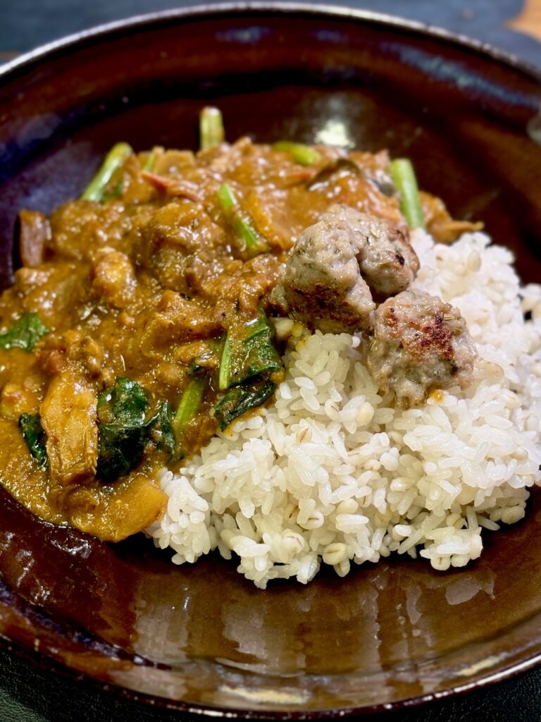赤ワイン煮込みをリメイクした自家製サルシッチャのせカレー