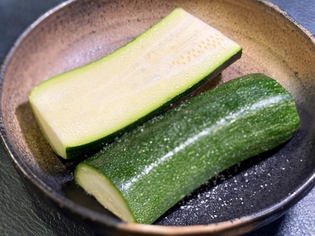 縦半分に切ったズッキーニに塩を振り、余分な水分を出してから焼きます。