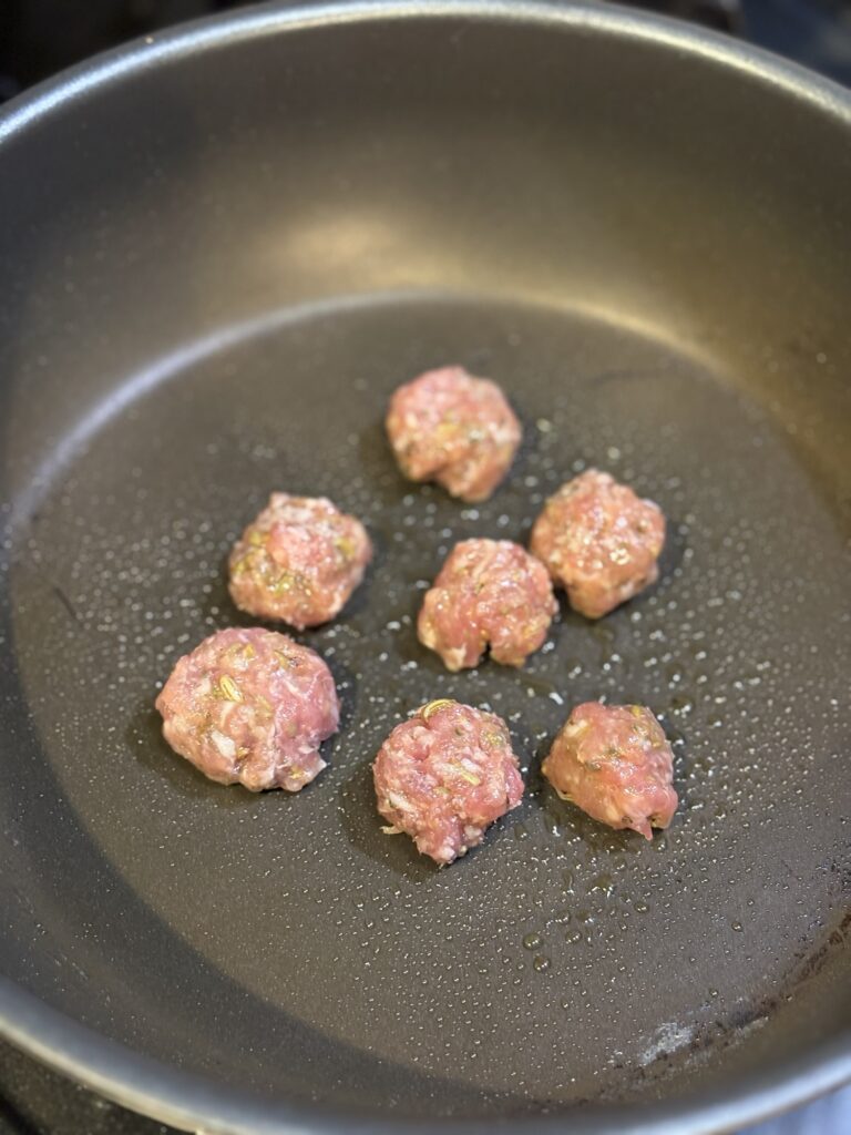 小さく丸めたサルシッチャを香ばしく焼く