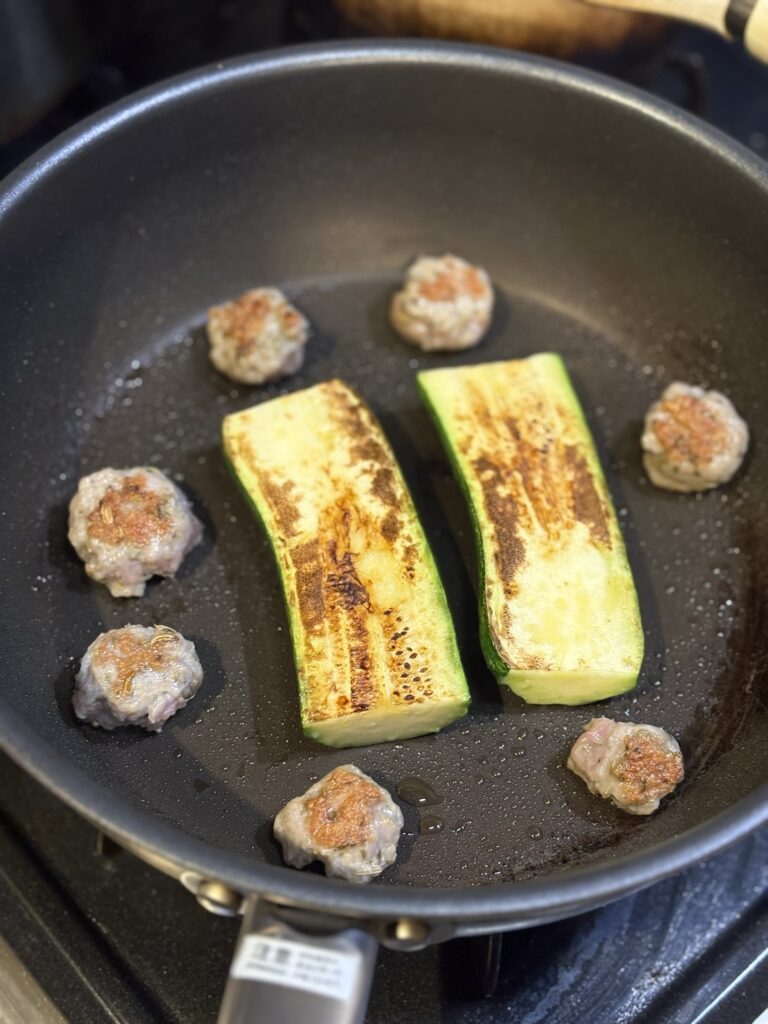 焼き色をつけたズッキーニとサルシッチャ