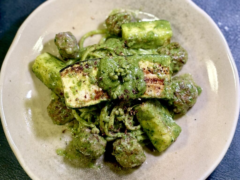 サルシッチャと焼きズッキーニの山椒ジェノベーゼリングイネ