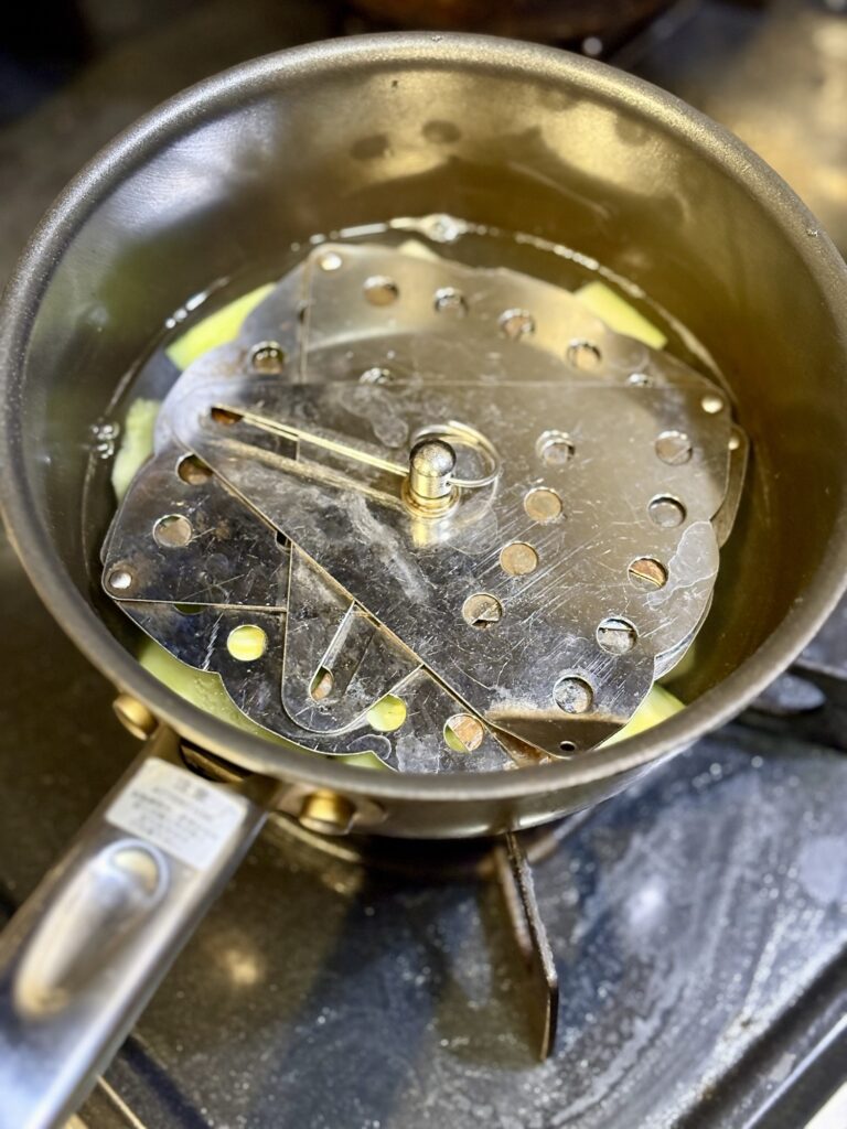 白瓜に落とし蓋をして煮含める様子