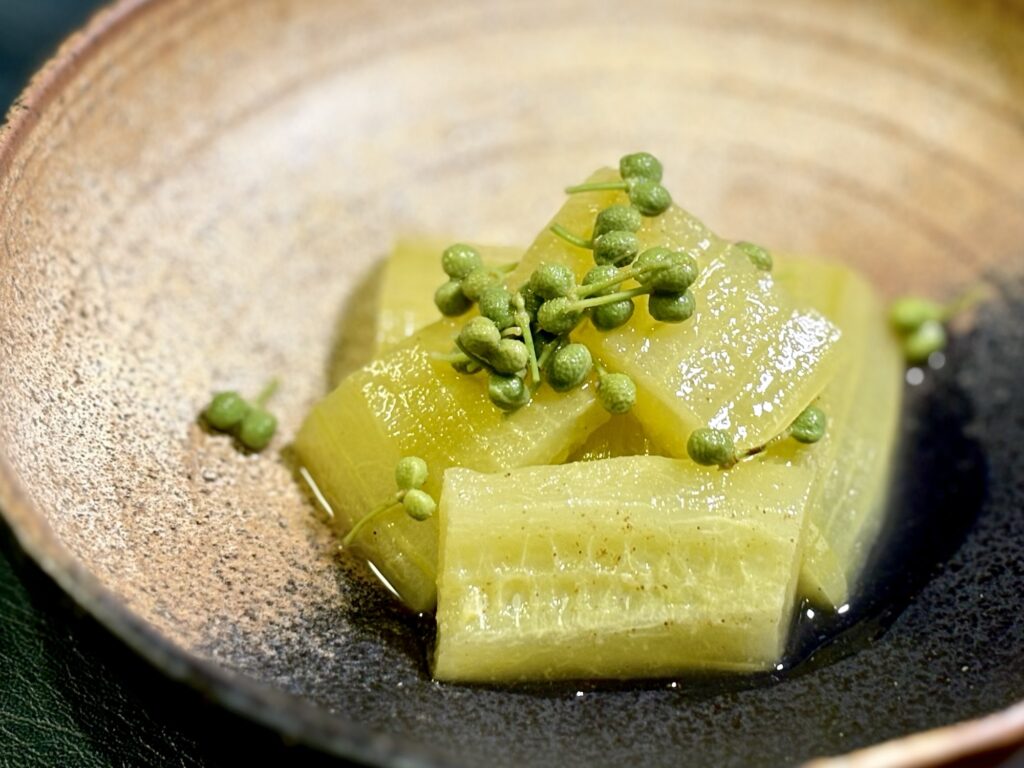 白瓜の翡翠煮込みに青山椒透明醤油漬けをたっぷりのせた前菜