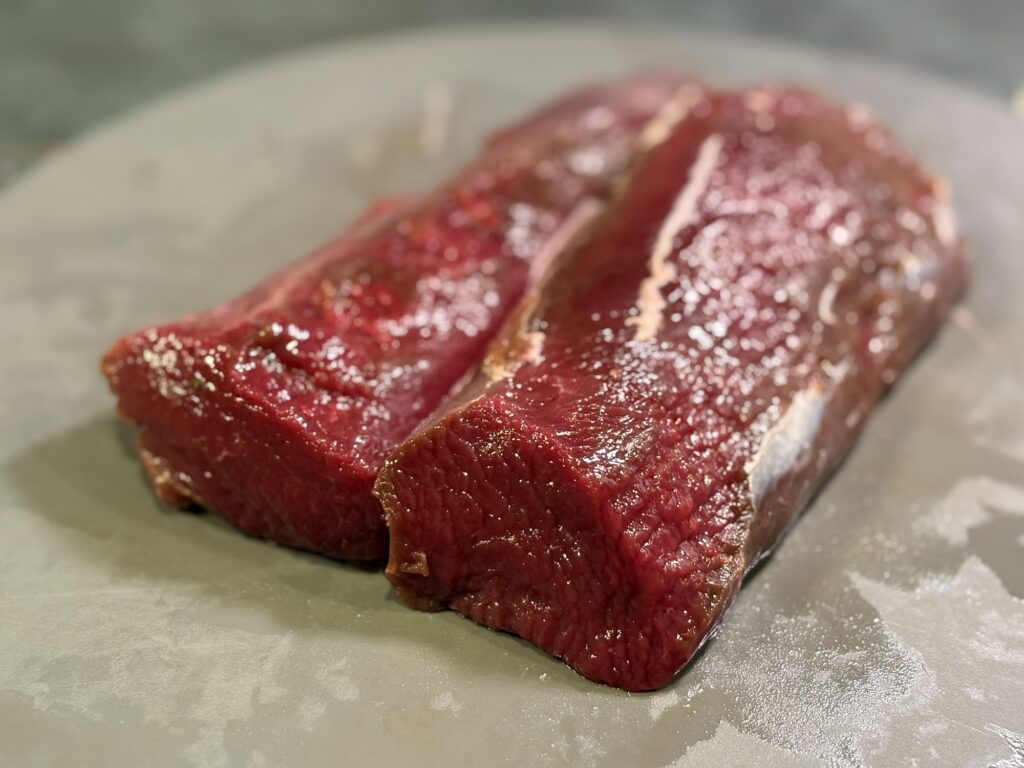 低温調理前の蝦夷鹿ヒレ肉。赤身が美しいジビエ肉