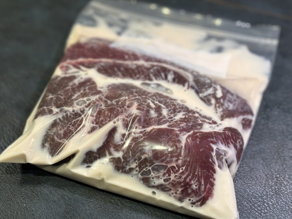 牛乳と紹興酒で臭み取りをしている蝦夷鹿ヒレ肉