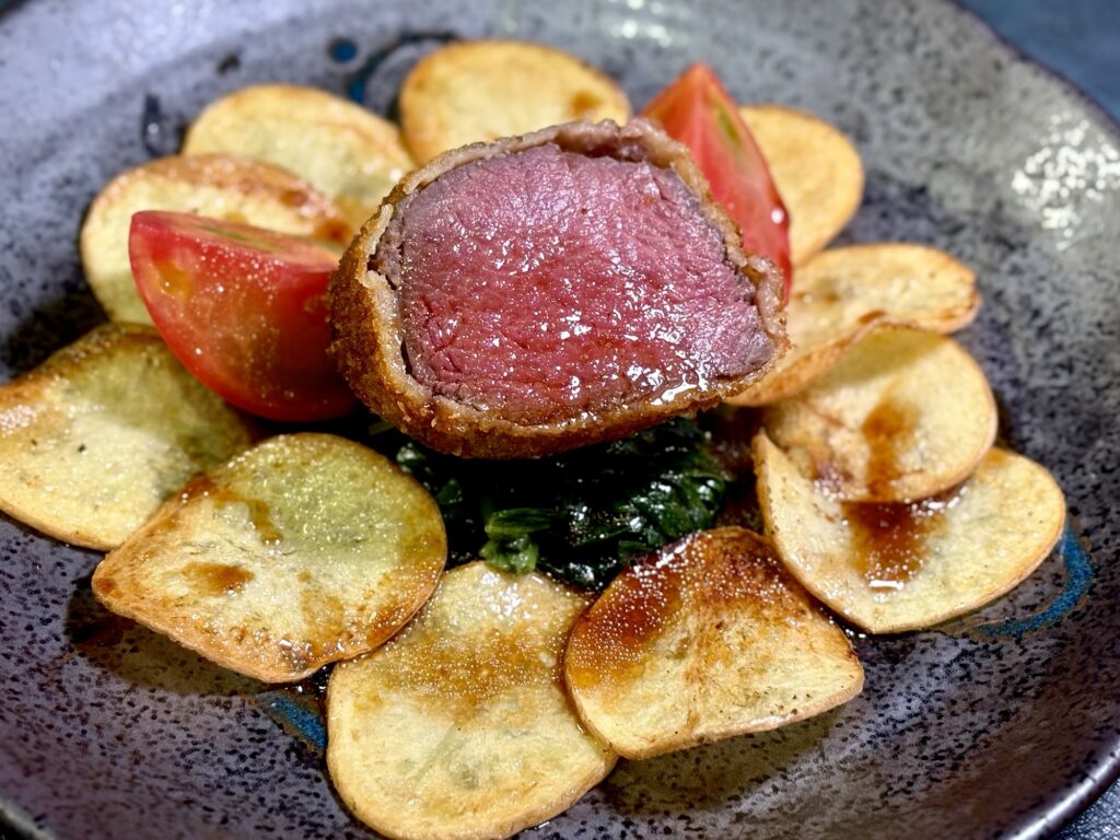 ロゼカラーに仕上がった蝦夷鹿ヒレカツレツの断面